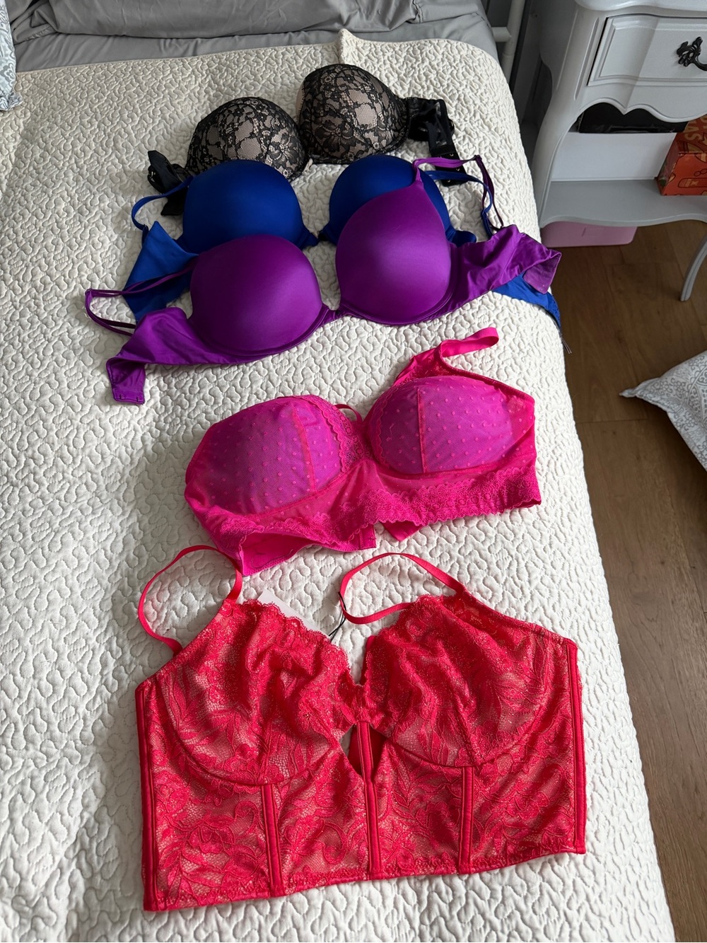 Women’s Lace & Satin Bra Set - nwt 36D Victoria secret
